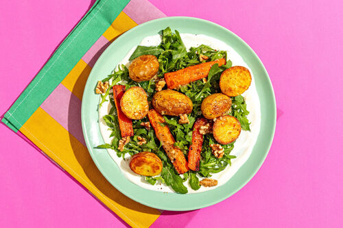 RS Ofengemüse mit Rucola in Sardellendressing mit Walnusskernen auf cremigem Joghurt