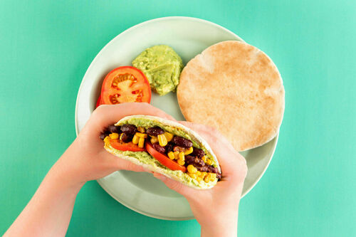 Mexikanische Sandwiches mit Bohnen und Mais, dazu Guacamole