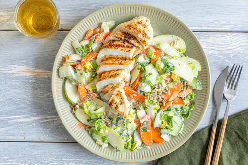 Gegrillte Hähnchenbrust Low Carb mit fruchtigem Romana-Apfel-Salat