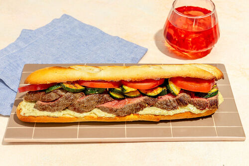 Veganes Steak-Sandwich mit Zucchini und Basilikumcreme