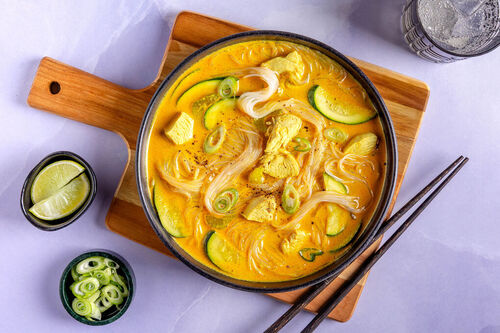Glasnudelsuppe mit Huhn x2 mit Kokosmilch und gelber Currypaste