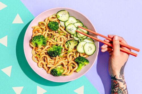 Frische Udon-Nudeln in Erdnusssauce mit Brokkoli und Gurkensalat