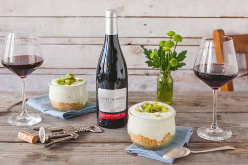 Schneller Cheesecake mit Kiwi und einer Flasche Côtes du Rhône