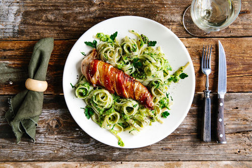 Hähnchen im Speckmantel auf Pasta mit Petersilienpesto