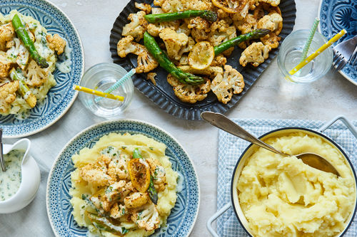 Cremiger Kartoffelstampf mit Kräutersauce und Ofengemüse