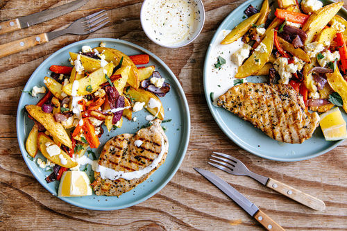 Griechisches Hähnchen mit Feta und gebackenem Gemüse mit Mayodip