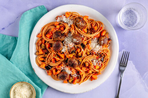Vollkornpasta mit Geflügelhackbällchen und würziger Tomaten-Auberginen-Sauce