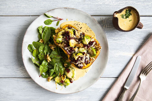 RS Gefüllter Butternusskürbis mit cremiger Thymian-Kürbis-Sauce und Salat