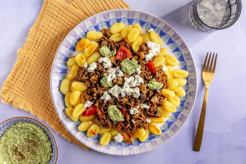 Aromatische Auberginen-Hack-Pfanne mit Gnocchi und Basilikum-Feta-Pesto