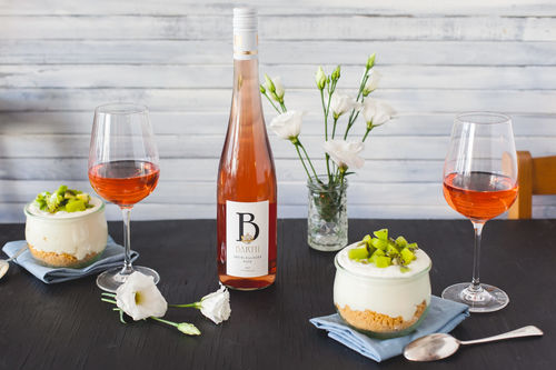 Schneller Cheesecake mit Kiwi und einer Flasche Spätburgunder Rosé