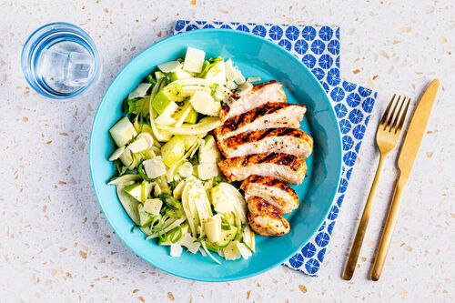 Bio-Hähnchenfilet mit Kräutern Low Carb mit Apfel-Fenchel-Salat