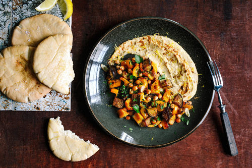 Orientalisches Abendbrot mit Hummus und Grillgemüse