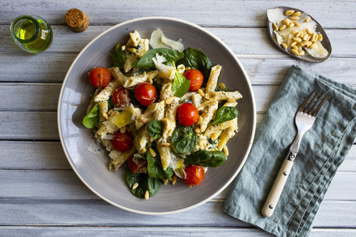 Getrüffelte Ricotta-Pasta mit Spinat, Tomaten und Pinienkernen