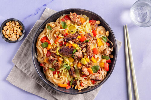Asiatische Bowl mit Hackfleisch auf Glasnudeln mit Gemüse und Koriander