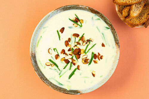 Cremige Bohnensuppe mit Lauch und Mandeln, dazu knusprige Crostini