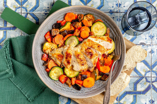 RS Saftiges Hähnchen auf Ratatouille mit knusprigen Baguettescheiben