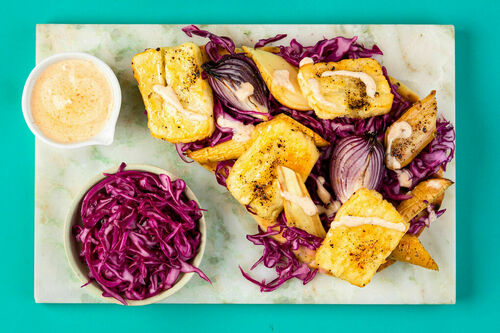 Pikanter Grillkäse an Ofenpastinaken mit Rotkohlsalat und Pitabrot