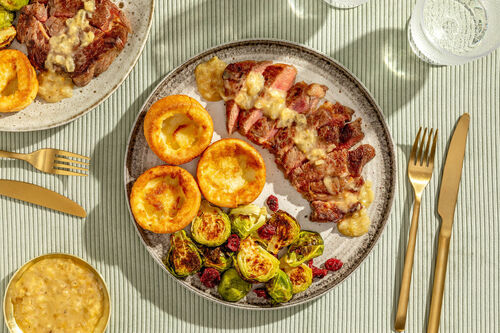 „Steak“ von Planted mit Salbeisauce dazu Yorkshirepudding und feiner Rosenkohl