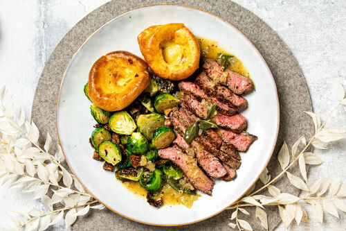 „Steak“ von Planted mit Salbeisauce dazu Yorkshirepudding und feiner Rosenkohl
