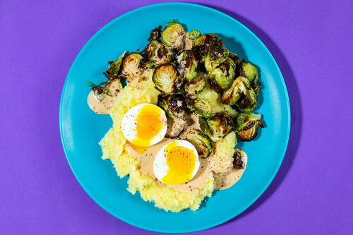 RS Miso-Senfeier an Röst-Rosenkohl und cremigem Kartoffelpüree