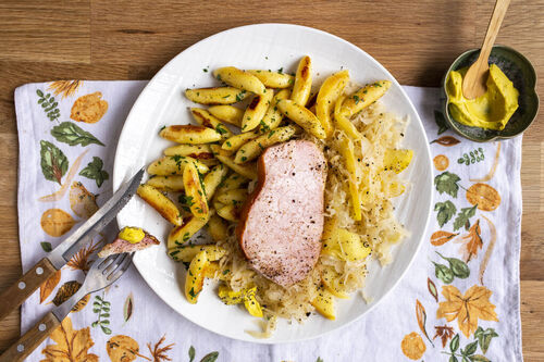 RS Knusprige Spätzle-Speck-Pfanne mit Apfel-Sauerkraut und Radieschensalat