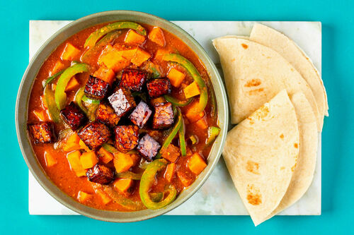 Süßkartoffel-Curry mit knusprigem Tofu und warmen Tortillas
