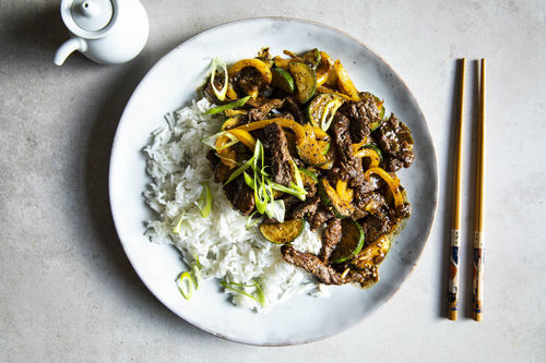 Chinesische Rindfleischpfanne mit Pfeffer-Honig-Sauce und Reis