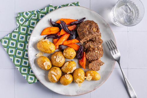 Würziger Rinderhackbraten mit Käse-Kartoffeln und glasierten Karotten