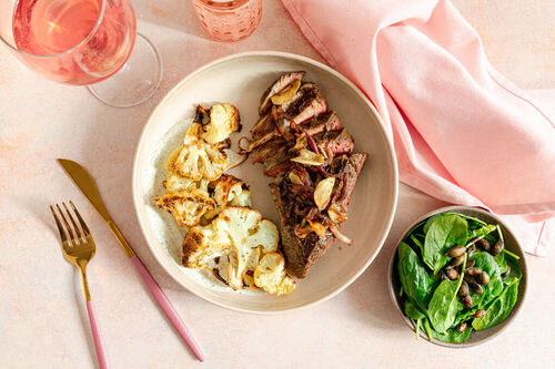 Veggie-Steak mit Zitronen-Blumenkohl dazu Spinat-Kürbiskern-Salat