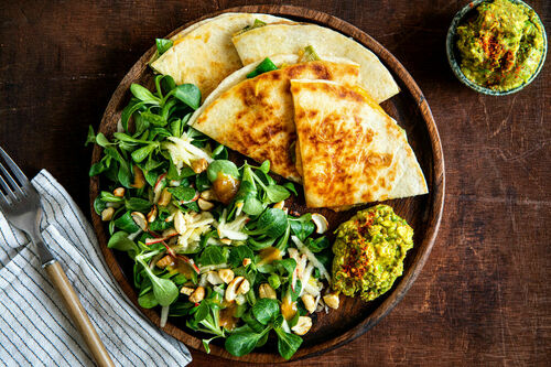 Cheddar-Lauch-Quesadillas dazu Apfel-Feldsalat mit Mangodressing