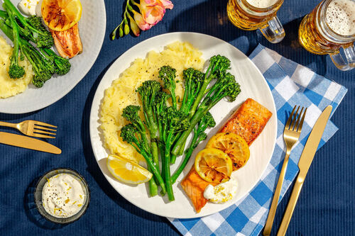 Zarter Lachs mit Meerrettichcreme serviert mit Kartoffelpüree und Brokkolini