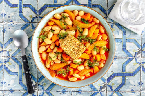 Knuspriger Sesam-Feta auf Bohneneintopf mit Stangensellerie und frischem Dill