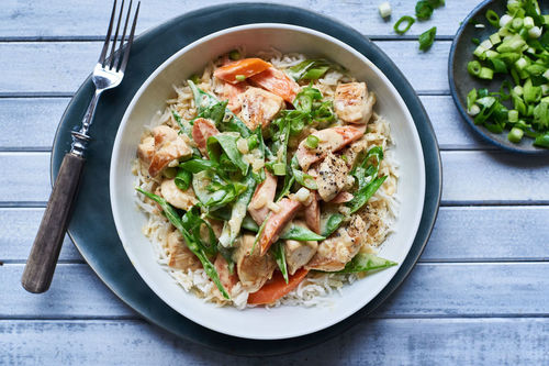 Hähnchenblankett mit Kaiserschoten in cremiger Sauce mit Reis