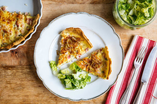 Feine Käsequiche mit Speck und geschmorten Zwiebeln