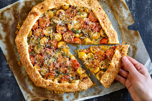 Herzhafte Tomatentarte mit Zitronenthymian und Pesto