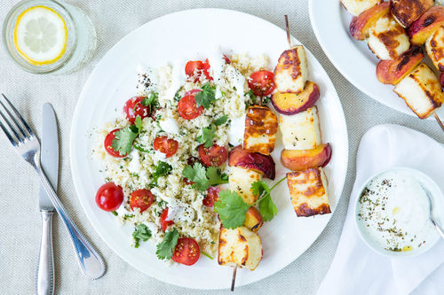 Gegrillte Paneer-Pfirsich-Spieße mit Bulgur und Za’atar-Joghurt