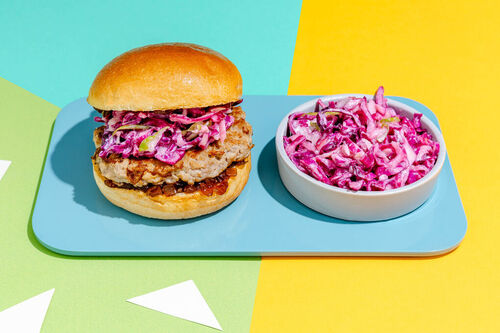 Fixer Burger mit Rotkohl-Apfel-Slaw und aromatischem Mangochutney