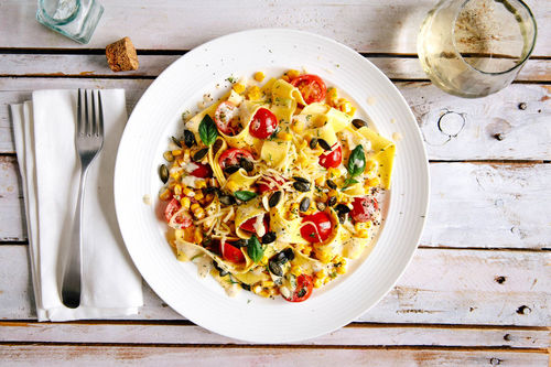 Cremige Käse-Fettuccine mit Mais und Kirschtomaten