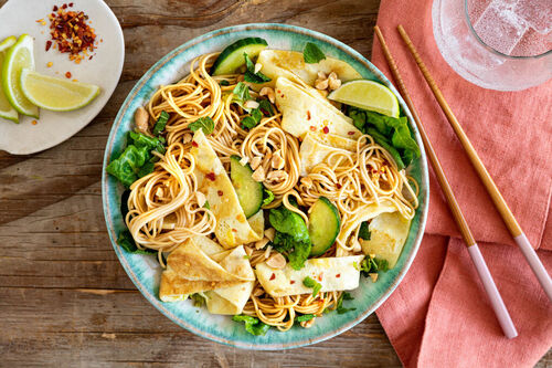 Thai-Vollkornnudeln mit Omelettstreifen und aromatischem Erdnuss-Dressing