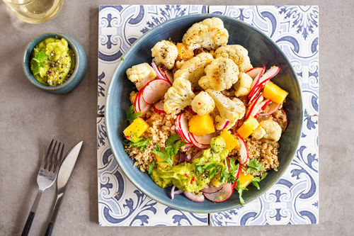 Blumenkohl und Mango Ceviche-Style auf Quinoa mit Guacamole