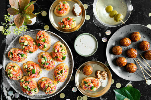 Feine Räucherlachs-Crostini & Asia-Schweinehackbällchen mit Ingwermayo