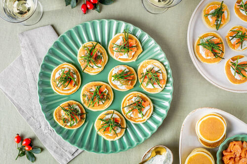 Festtags-Blini mit Stremellachs und feiner Meerrettichcreme und Dill