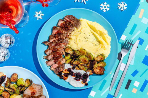 RS Rinderhüftsteak mit cremiger Burrata an Kartoffelpüree und gebackenem Rosenkohl