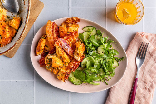 „Der Morgen danach“-Brotauflauf mit Bacon und buntem Salat