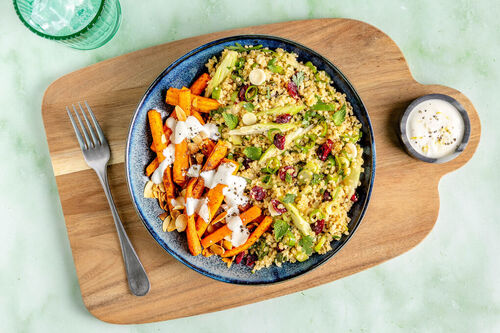 Bulgursalat mit Cranberrys und Mandeln dazu Ofenkarotten und Saure-Sahne-Dip