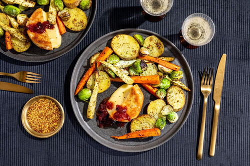 Panierter Camembert an Ofengemüse und fruchtiger Cranberry-Orangen-Sauce