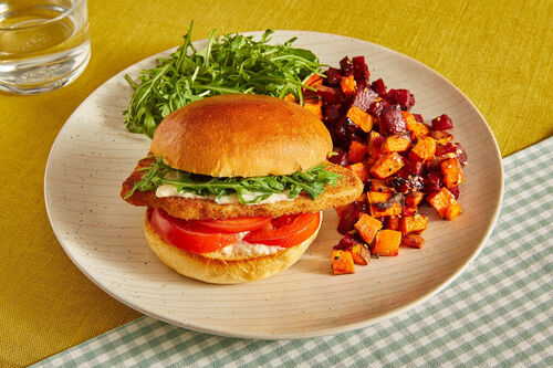 RS Veggieschnitzel-Burger mit Käsecreme dazu raffiniertes Röstgemüse