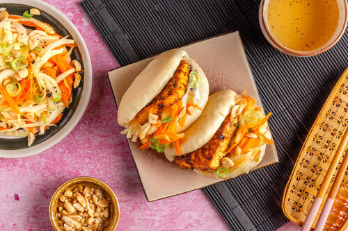 Baos mit pikantem Tofu und Erdnüssen mit fruchtigem Karotten-Kraut-Salat