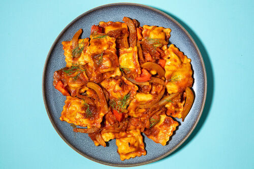 Ricotta-Spinat-Tortelli mit Fenchel garniert mit karamellisierten Schalotten