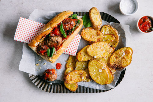 „Meatball“ Sub mit vegetarischen Hackbällchen und knusprigen Ofenchips